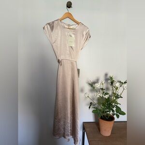 Elegant Women's Cream Maxi Dress